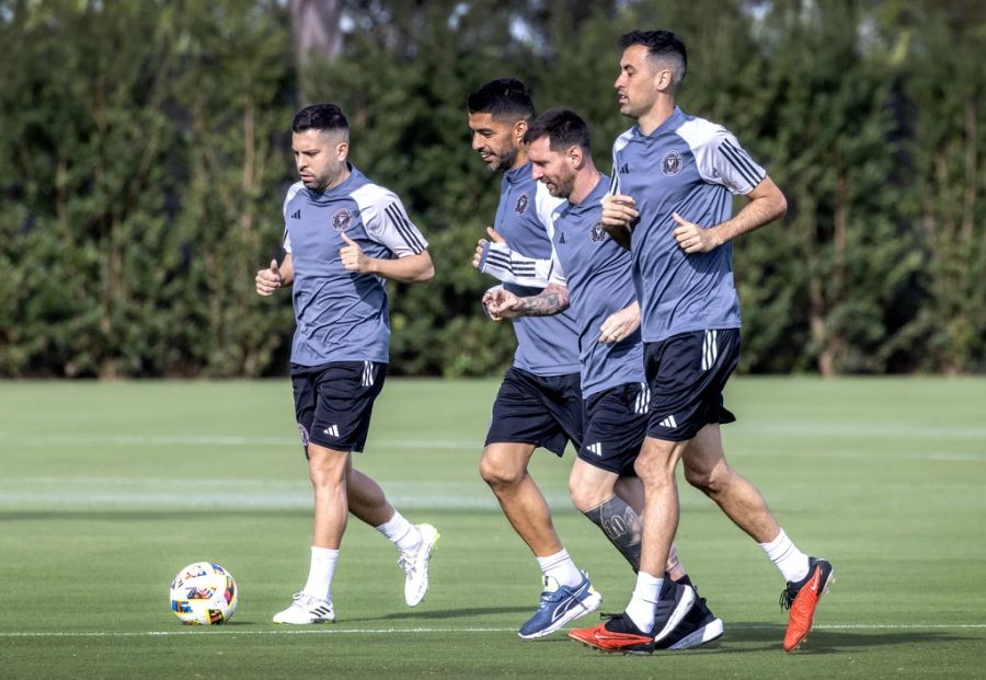 Gemeinsam mit Jordi Alba (links) und Sergio Busquets (rechts) lassen die beiden Südamerikaner alte Zeiten aufleben.