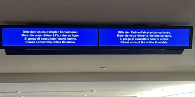 Die Pendler am Bahnhof Bern werden am Dienstagabend aufgefordert, den Online-Fahrplan zu nutzen. Laut SBB ist ein technisches Problem die Ursache für die Ausfälle. SBB