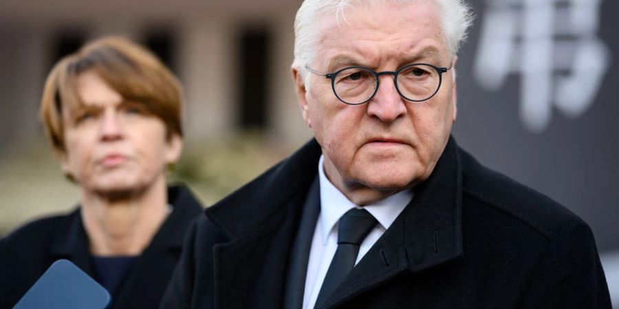 Bundespräsident Frank-Walter Steinmeier äussert sich gegenüber Medienvertretern in Seoul.