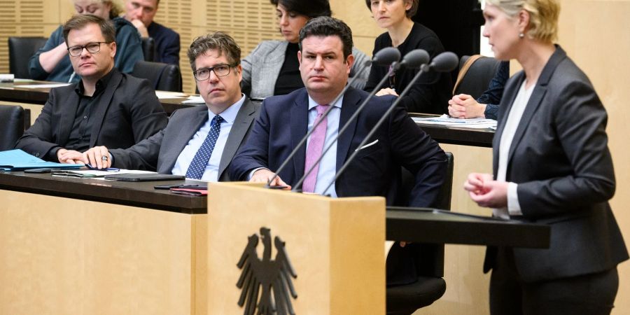 Staatsminister Carsten Schneider (l-r), Staatssekretär Michael Kellner, Arbeitsminister Hubertus Heil und Moinisterpräsidentin Manuela Schwesig in der Sondersitzung des Bundesrats.