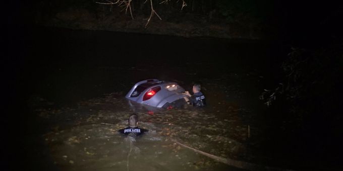 Uznach: Mit Auto in Steinenbach geraten Uznach: Mit Auto in Steinenbach geraten