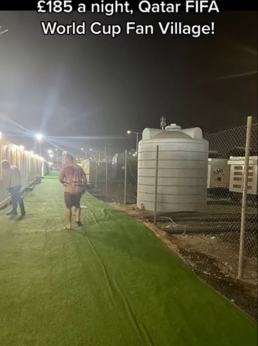 Das Fandorf Rawdat Al Jahhaniya erntet Kritik der Fussball-Fans.