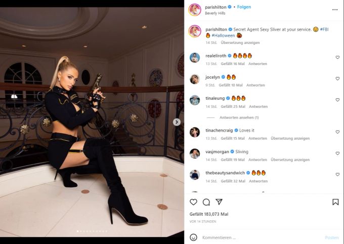 Paris Hilton in ihrem zweiten Kostüm als Secret Agent Sexy Silver. paris hiilton