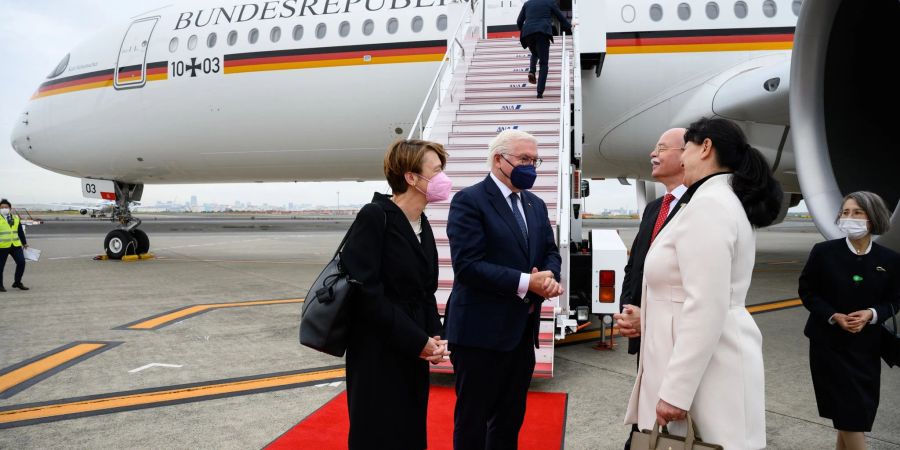Bundespräsident Frank-Walter Steinmeier und seine Frau Elke Büdenbender kommen in Tokio an.