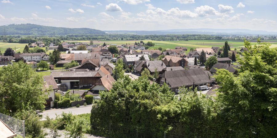 Der Blick auf das Dorf Safnern in der Aareebene.