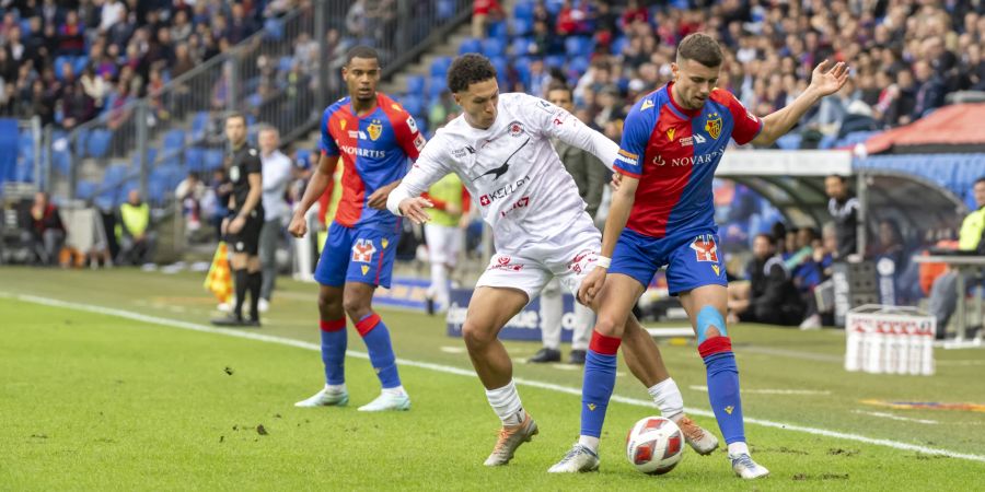 Winterthurs Nishan Burkart, im Duell mit Darian Males vom FC Basel.