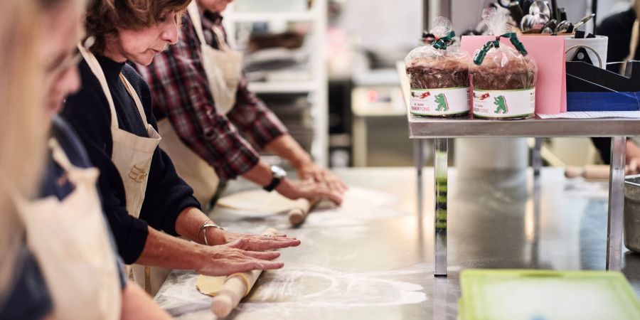 Frauen beim Backen.