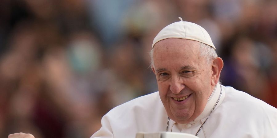 Papst Franziskus trifft zu seiner wöchentlichen Generalaudienz auf dem Petersplatz ein.