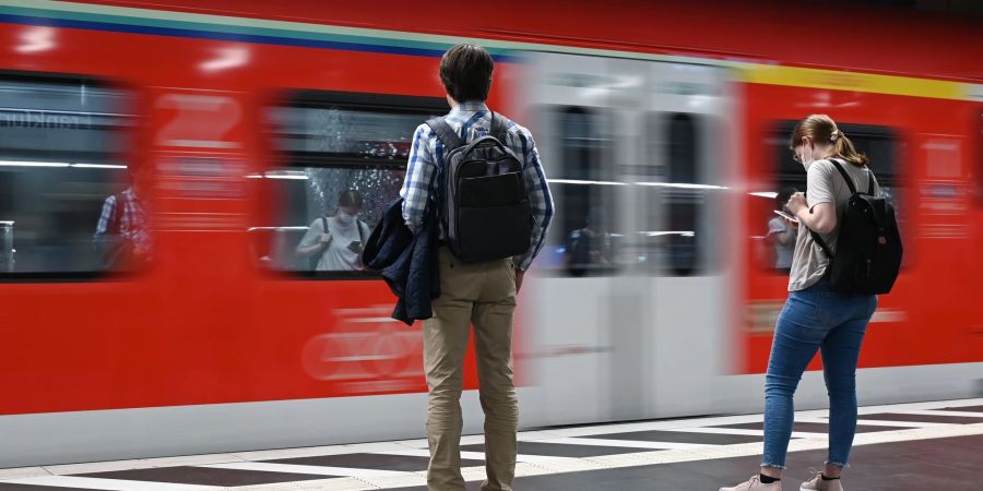 Zugreisende warten auf die S-Bahn: Wann geht es tatsächlich los mit dem Deutschland-Ticket?