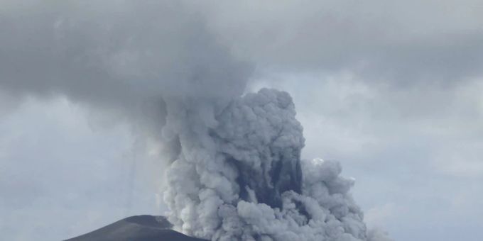 Die Eruption eines Vulkans nahe Tonga in der Südsee Anfang Jahr hat Gas und Gestein in grosse Höhen geschleudert. (Archivbild) Die Eruption eines Vulkans nahe Tonga in der Südsee Anfang Jahr hat Gas und Gestein in grosse Höhen geschleudert. (Archivbild)