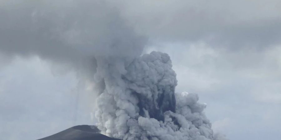 Die Eruption eines Vulkans nahe Tonga in der Südsee  Anfang Jahr hat Gas und Gestein in grosse Höhen geschleudert. (Archivbild)