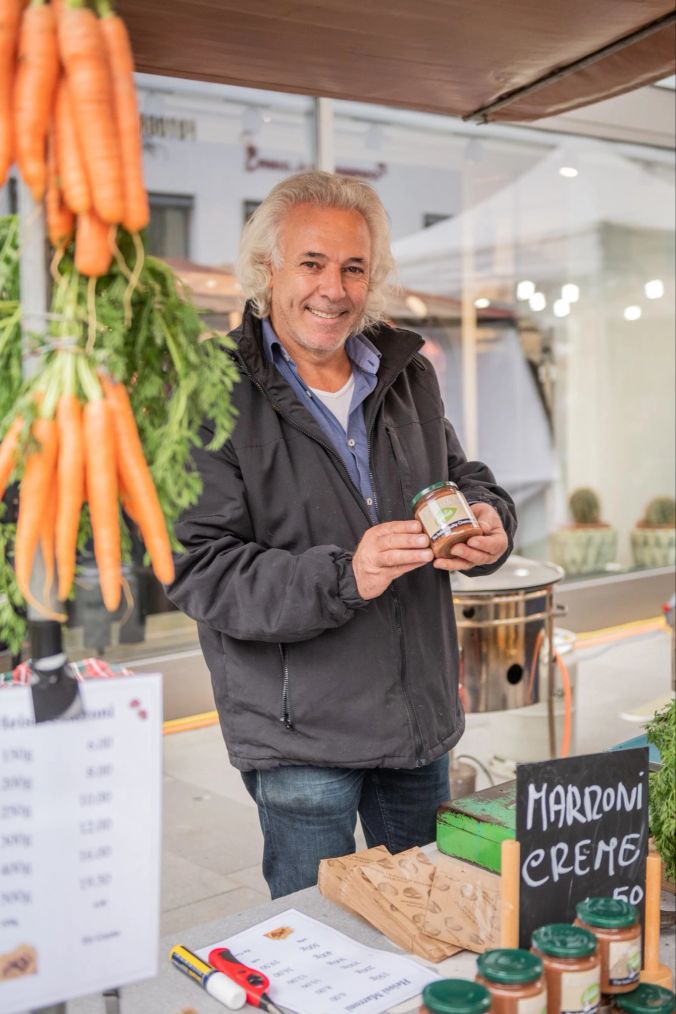 Pietro aus Basel mit seinen feinen Maroni Produkten.