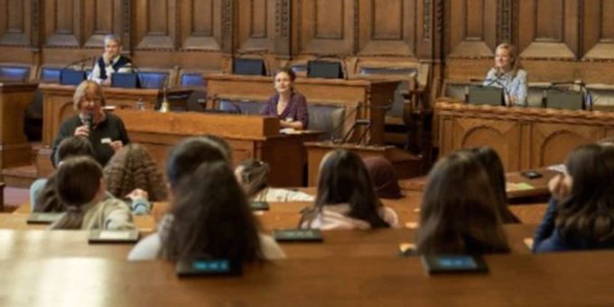 Mädchen schlüpften im «Mädchenparlament» in die Rolle von Grossrätinnen. Mädchenparlament
