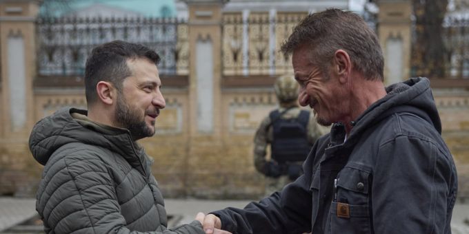 Sean Penn übergibt einen seiner Oscars an Selenskyj selenski superpower