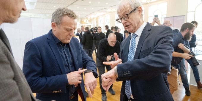 Uhrencheck: IG-Metall-Bezirksleiter Baden-Württemberg Roman Zitzelsberger (l) und Harald Marquardt von Südwestmetall. Uhrencheck: IG-Metall-Bezirksleiter Baden-Württemberg Roman Zitzelsberger (l) und Harald Marquardt von Südwestmetall.
