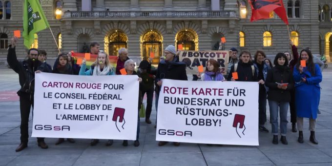 Menschen demonstrieren in Bern gegen die Rüstungslobby. demo