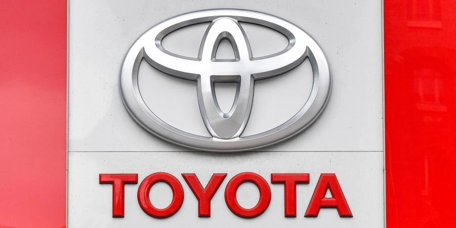 Der Autobauer Toyota muss wegen Chipmangels Abstriche bei seinen Produktionszielen machen.