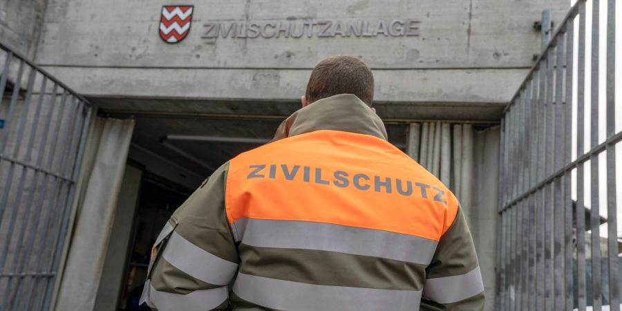 Zivilschützer vor Zivilschutzanlage