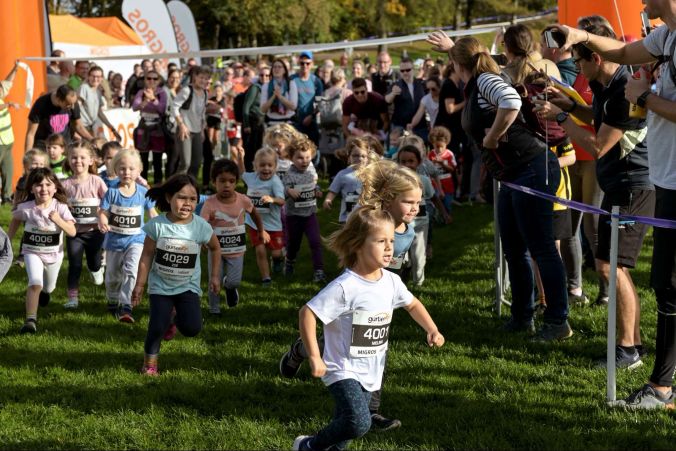Start zum Pfüderi-Lauf der Mädchen.