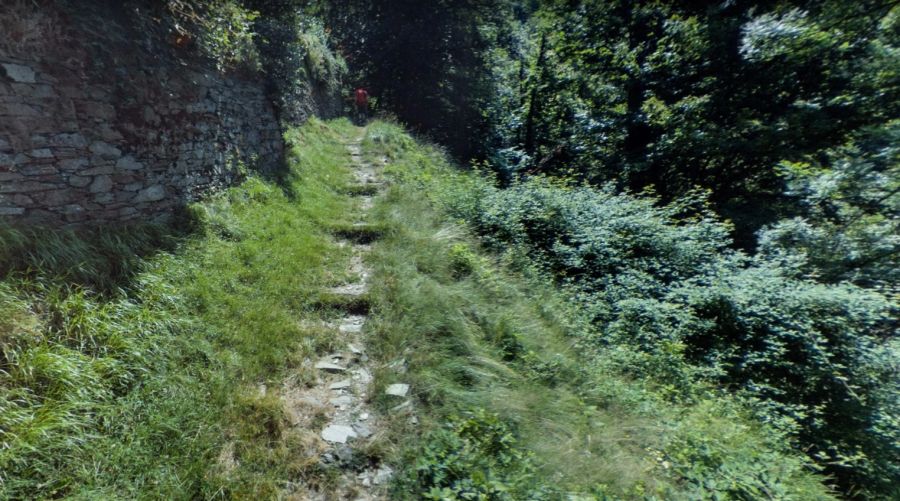 Um nach Monteviasco zu gelangen, müssen über 1400 Stufen auf einem Pfad überwunden werden.