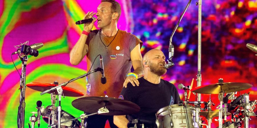 Sänger Chris Martin (l) steht neben Schlagzeuger Will Champion auf der Bühne.