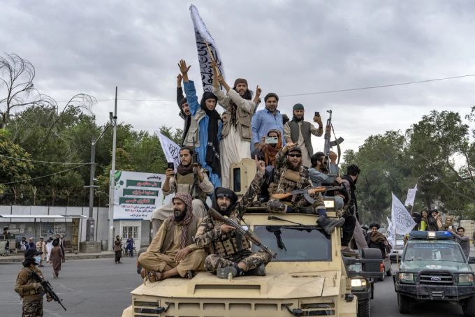 Am 15. August 2022 feiern Taliban-Kämpfer das Jubiläum der Machtergreifung in Kabul. Vor rund einem Jahr haben die Taliban die Macht im Land an sich gerissen. Taliban Afghanistan Hunger