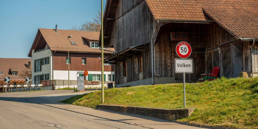 Die Ortseinfahrt von Volken im Zürcher Weinland.