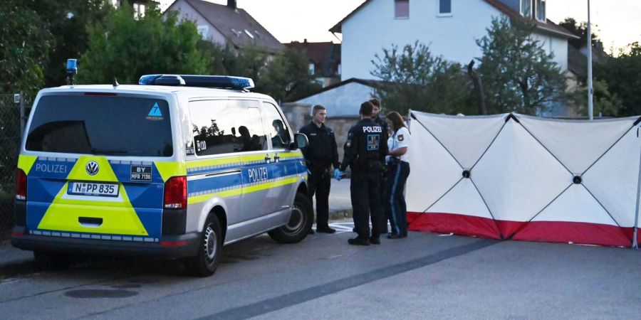 Polizisten nach dem Tod des Angreifers, der in Ansbach mindestens zwei Menschen mit einem Messer verletzt hat.