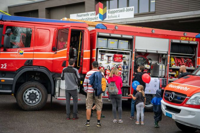 Auch die Väter sind sehr interessiert an den Feuerwehrfahrzeugen.