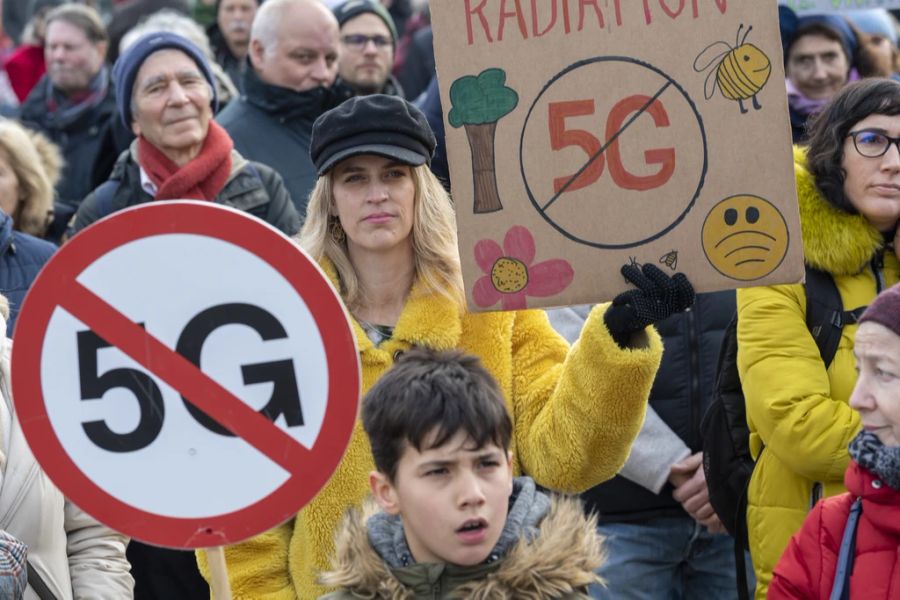 Das Thema der Mobilfunkstrahlung beschäftig die Schweizerinnen und Schweizer schon seit Jahren: Demonstrierende an einer Kundgebung gegen die angeblichen Gesundheitsrisiken von 5G-Strahlung, im Januar 2020 in Genf. (Archivbild)