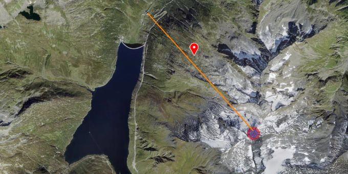 Der Lukmanier-Pass mit dem Stausee «Lai da Sontga Maria», der Militärseilbahn (orange) auf den Scopi (Kreis) und der ehemaligen Mittelstation im Gebiet «La Stadera» (rot). Lukmanier Scopi Armasuisse Energiepark