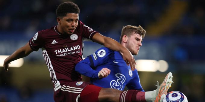 Chelseas Timo Werner (r) und Leicesters Wesley Fofana kämpfen um den Ball. Wesley Fofana
