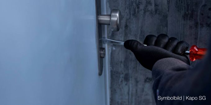 Im Innern des Verkaufsgeschäfts stahlen unbekannte Täter Bargeld mit derzeit unbekanntem Wert.