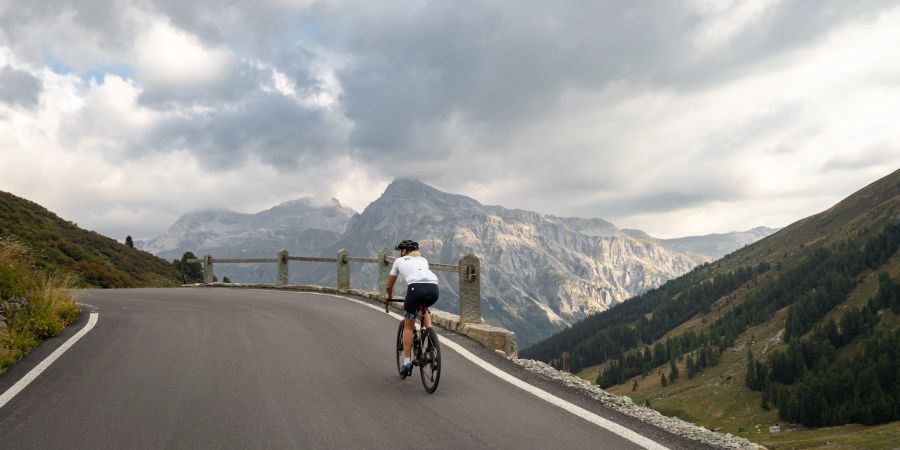 Monika Sattler auf ihrem Velo