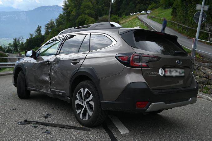 Der Motorradfahrer wurde beim Aufprall verletzt. Motorradfahrer