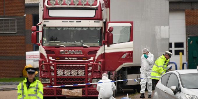 Polizisten und Mitarbeiter der Spurensicherung am LKW, in dem die 39 Leichen entdeckt wurden (Archiv). Polizisten und Mitarbeiter der Spurensicherung am LKW, in dem die 39 Leichen entdeckt wurden (Archiv).