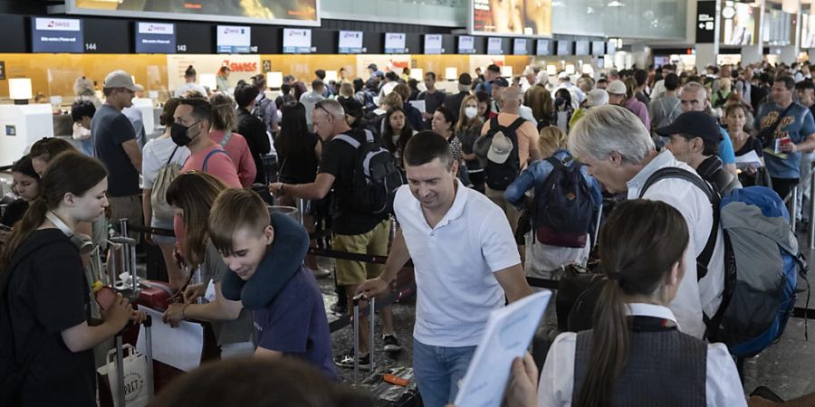 Im Juli flogen erneut deutlich mehr Passagiere über den Flughafen Zürich als im Vorjahresmonat. (Archivbild)