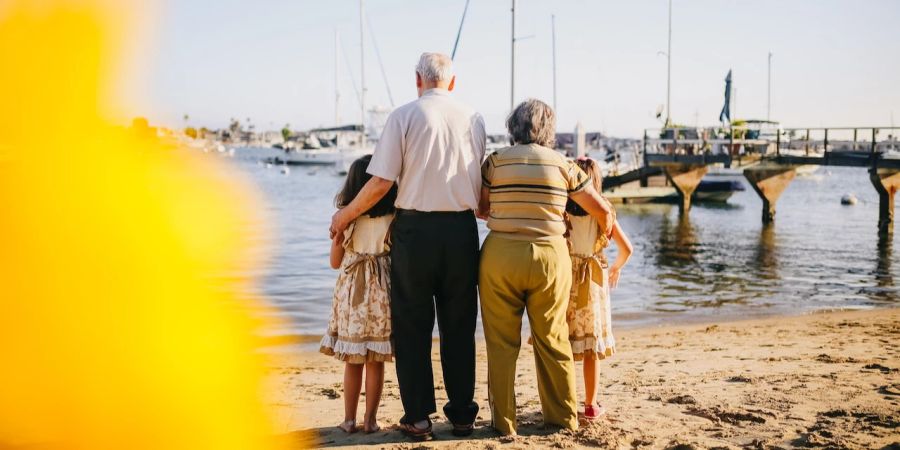 Meer Strand Grosseltern Kinder Enkel Schiffe Anlegestelle