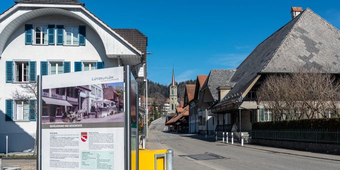 Die Dorfstrasse in Lützelflüh. Hinten die evangelisch-reformierte Kirche. Die Dorfstrasse in Lützelflüh. Hinten die evangelisch-reformierte Kirche.