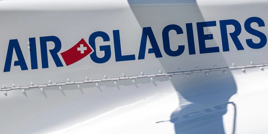 Das Logo der Air Glaciers auf einem Helikopter auf dem Heliport Lauterbrunnen.