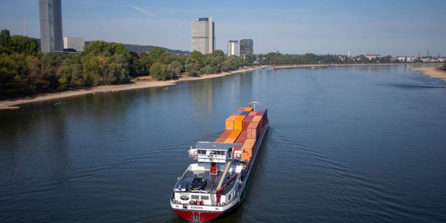 Ein Frachtschiff auf dem Rhein bei Bonn. Im Moment steigen die Pegel leicht an.