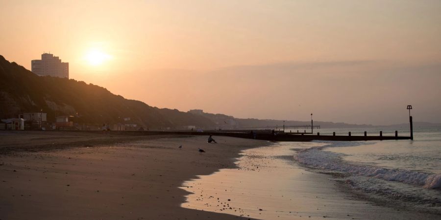 Etliche Strände zwischen Cornwall und Essex entlang des Ärmelkanals wurden wegen Verschmutzung geschlossen. An zahlreichen Stellen strömen ungeklärte Abwässer ins Meer.