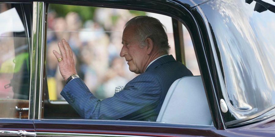 König Charles III. winkt der Öffentlichkeit vor dem Clarence House in London zu.