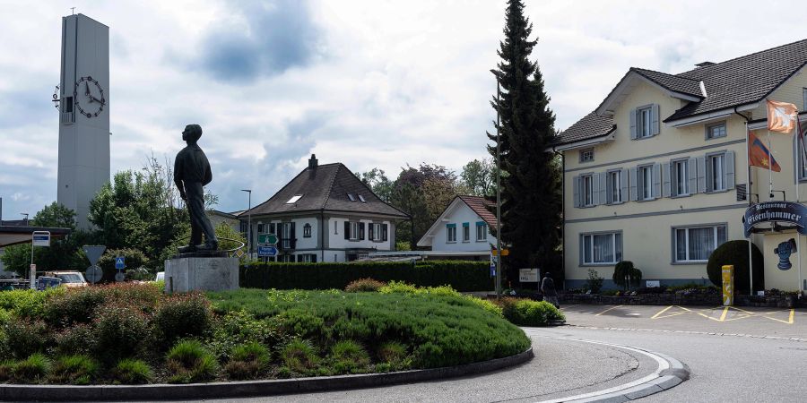 Eine Stahlarbeiterfigur beim Eisenhammer-Kreisel in Gerlafingen. Rechts das Restaurant Eisenhammer, links der Kirchturm der Römisch-Katholischen Kirche.