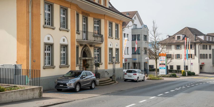 Das Gemeindehaus an der Hauptstrasse von Hochdorf.