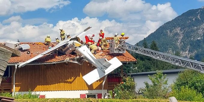 In Höfen im Tirol im Westen Österreichs stürzte am Sonntag ein Flugzeug auf ein Hausdach. Die beiden Flugzeuginsassen wurden schwer verletzt. In Höfen im Tirol im Westen Österreichs stürzte am Sonntag ein Flugzeug auf ein Hausdach. Die beiden Flugzeuginsassen wurden schwer verletzt.