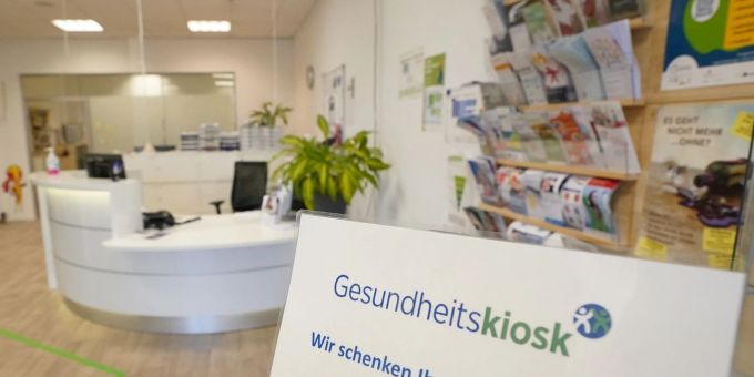 Bundesgesundheitsminister Karl Lauterbach will, dass in ganz Deutschland rund 1000 Gesundheitskioske entstehen. Sie sollen medizinische Behandlungen vermitteln, beraten und bei der Klärung gesundheitlicher und sozialer Angelegenheiten unterstützen. Bundesgesundheitsminister Karl Lauterbach will, dass in ganz Deutschland rund 1000 Gesundheitskioske entstehen. Sie sollen medizinische Behandlungen vermitteln, beraten und bei der Klärung gesundheitlicher und sozialer Angelegenheiten unterstützen.