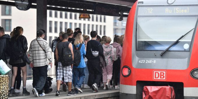 Bahnfahrer drängen sich am Deuter Bahnhof in Köln in einen Regionalzug. Bahnfahrer drängen sich am Deuter Bahnhof in Köln in einen Regionalzug.
