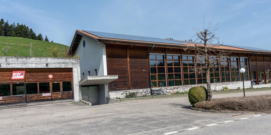Die Turn- und Mehrzweckhalle in Obergoldbach bei Landiswil. Links das Feuerwehrmagazin der Feuerwehr Regi Gumm.