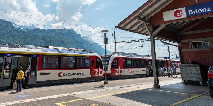 Der Zentralbahn Bahnhof Brienz mit einer Zugskomposition der Zentralbahn.